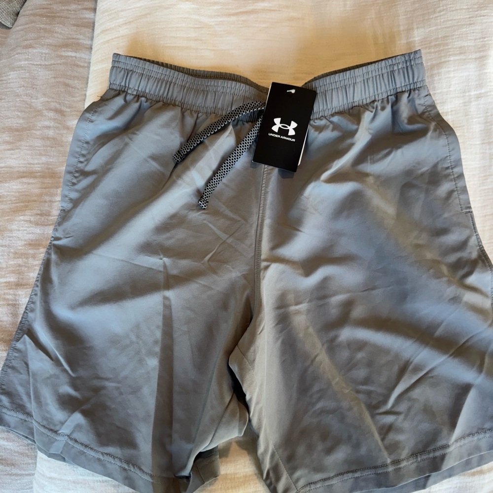 Under Armour Boys YXL Athletic Gray Shorts